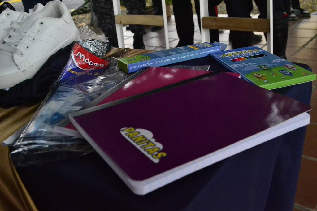 #12Mar A través de las Bricomiles educativas y del 1x10 del Buen Gobierno entregamos 1.629 uniformes y 1.374 bolsos escolares a 10 instituciones educativas del estado Lara por parte de <a href="/Fundaescolar_/">FUNDAESCOLAR</a> y el Centro de Desarrollo de la Calidad Educativa regional. <a href="/_LaAvanzadora/">Yelitze Santaella</a>