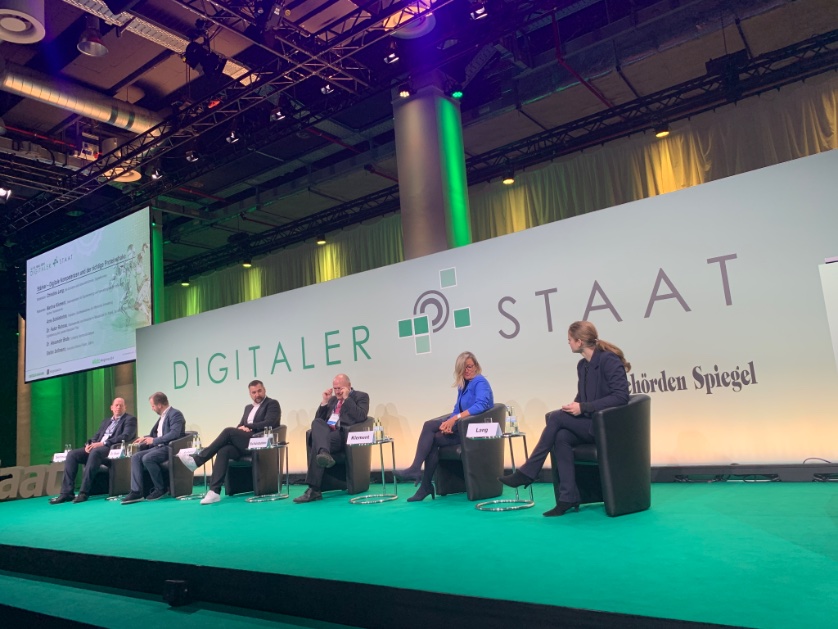 Das richtige Proteinshake? Personalentwicklung by Design. Den ganzen Tag landen wir bei jedem Forum am Ende bei: Menschen. CHROs wann? Welches Land traut sich zuerst 😃

<a href="/ArneSchoenbohm/">Prof. Arne Schönbohm - privat -</a> @ChristinaE_Lang 

#digistaat24 #verwaltung