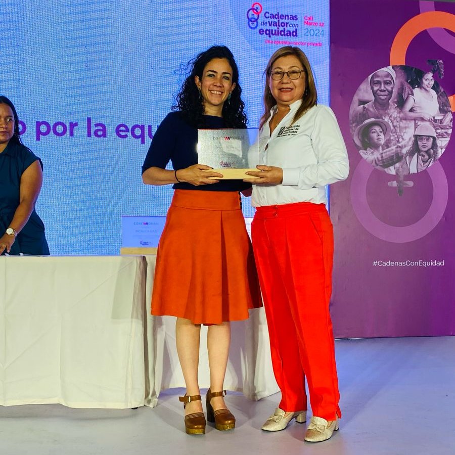 fedecacao's tweet photo. CoreWoman fomenta la equidad de género en cadenas de valor, mediante un pacto de entidades, entre las cuales está presente la Federación Nacional de Cacaoteros.
Esta firma seguirá promoviendo y apoyando el trabajo de la mujer en las cadenas de valor.
#Corewoman #USAID #fedecacao https://t.co/nhp6eJCeHg