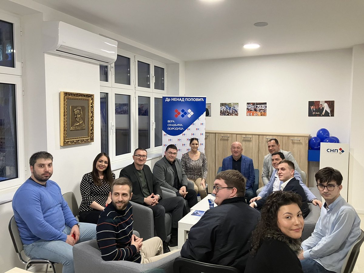Синоћ сам у централи Српске народне партије одржао радни састанак са представницима општинских одбора Вождовац, Звездара и Обреновац. Поносан сам на преданост и визију свих чланова наше партије, и уверен да ће њихова енергија бити препозната од стране грађана Србије. 🇷🇸