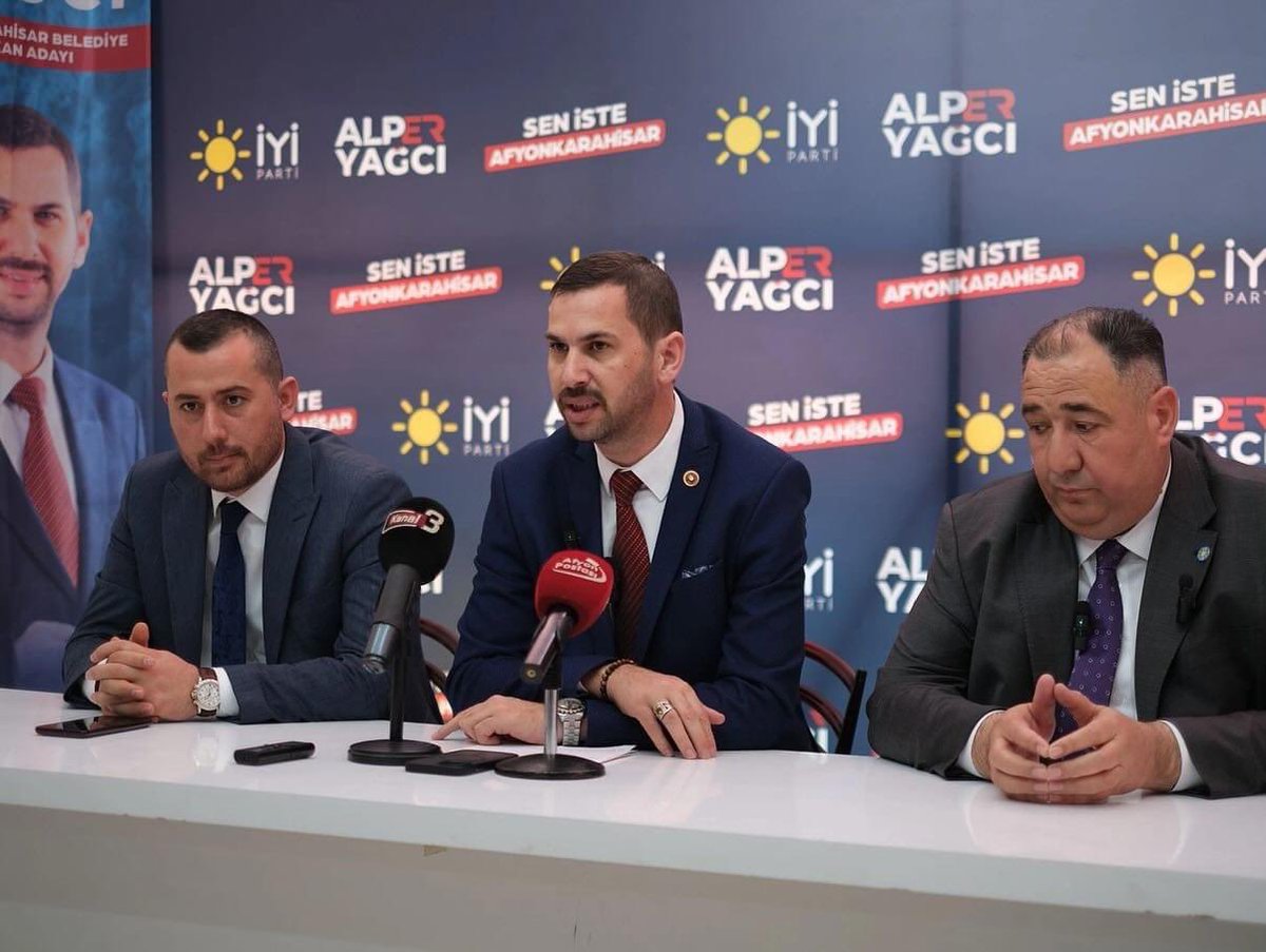 Seçim koordinasyon merkezinde İl Başkanımız ve Merkez İlçe Başkanımız ile birlikte bir basın toplantısı düzenledik. Projelerimizi paylaştık ve Afyonkarahisar için vizyonumuzu aktardık. Katılım sağlayan parti yöneticilerimize, Belediye meclis üyesi adaylarımıza teşekkür ederim.