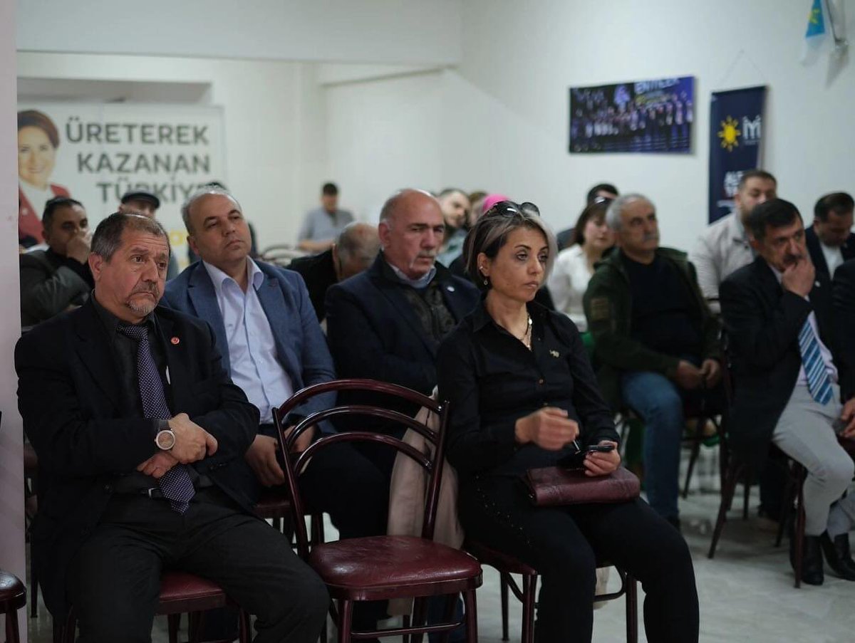 Alper_YAGCI's tweet photo. Seçim koordinasyon merkezinde İl Başkanımız ve Merkez İlçe Başkanımız ile birlikte bir basın toplantısı düzenledik. Projelerimizi paylaştık ve Afyonkarahisar için vizyonumuzu aktardık. Katılım sağlayan parti yöneticilerimize, Belediye meclis üyesi adaylarımıza teşekkür ederim. https://t.co/gS2wuv0ApY