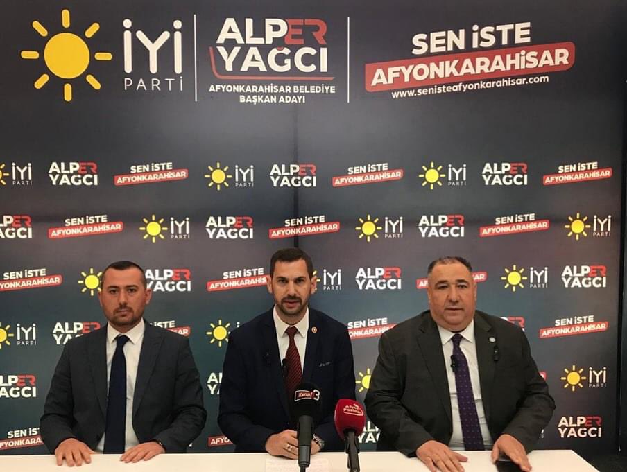 Alper_YAGCI's tweet photo. Seçim koordinasyon merkezinde İl Başkanımız ve Merkez İlçe Başkanımız ile birlikte bir basın toplantısı düzenledik. Projelerimizi paylaştık ve Afyonkarahisar için vizyonumuzu aktardık. Katılım sağlayan parti yöneticilerimize, Belediye meclis üyesi adaylarımıza teşekkür ederim. https://t.co/gS2wuv0ApY