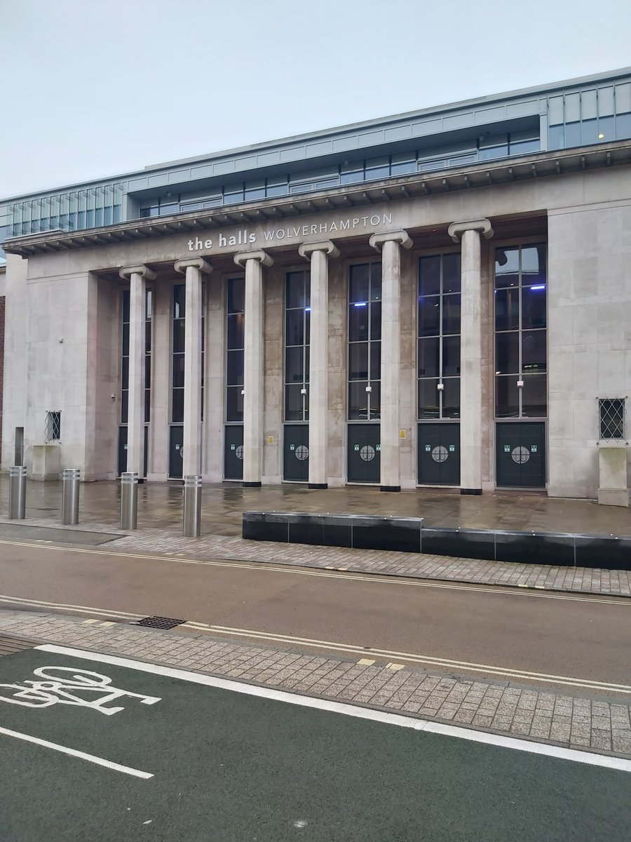 jackdavis_123's tweet photo. just outside @TheHallsWolves right now where @liamgallagher and Mr Squire will be grace the stage in 2 days time we can't wait to welcome you back boys 😊 https://t.co/uncFGKVUUN