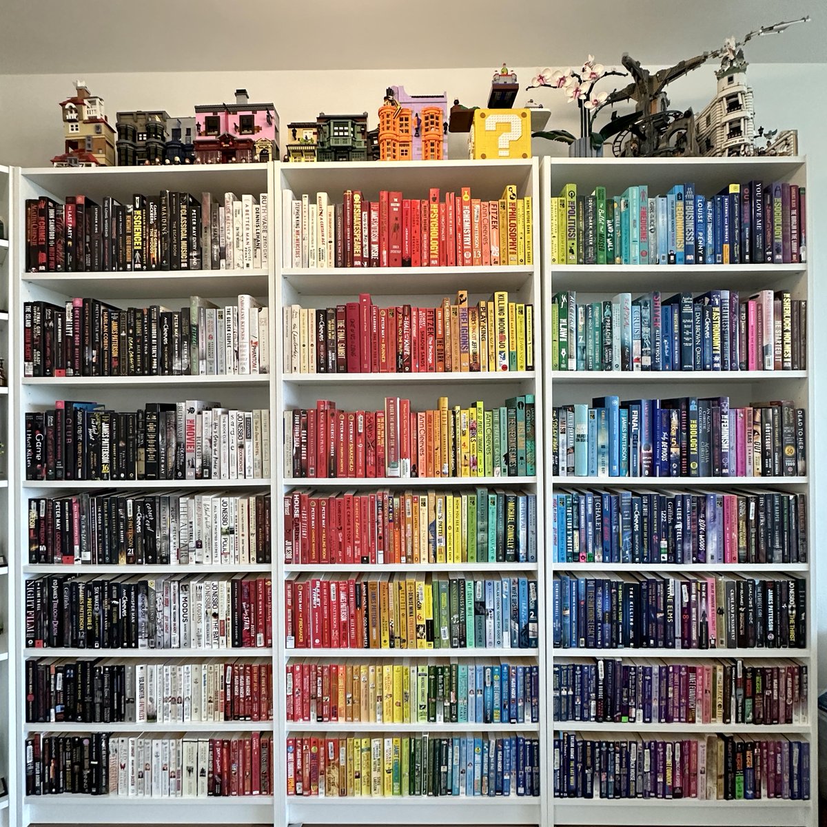 thebookspry's tweet photo. How do we feel about this, bookworms? 🤔 https://t.co/5OZoGWsEo6