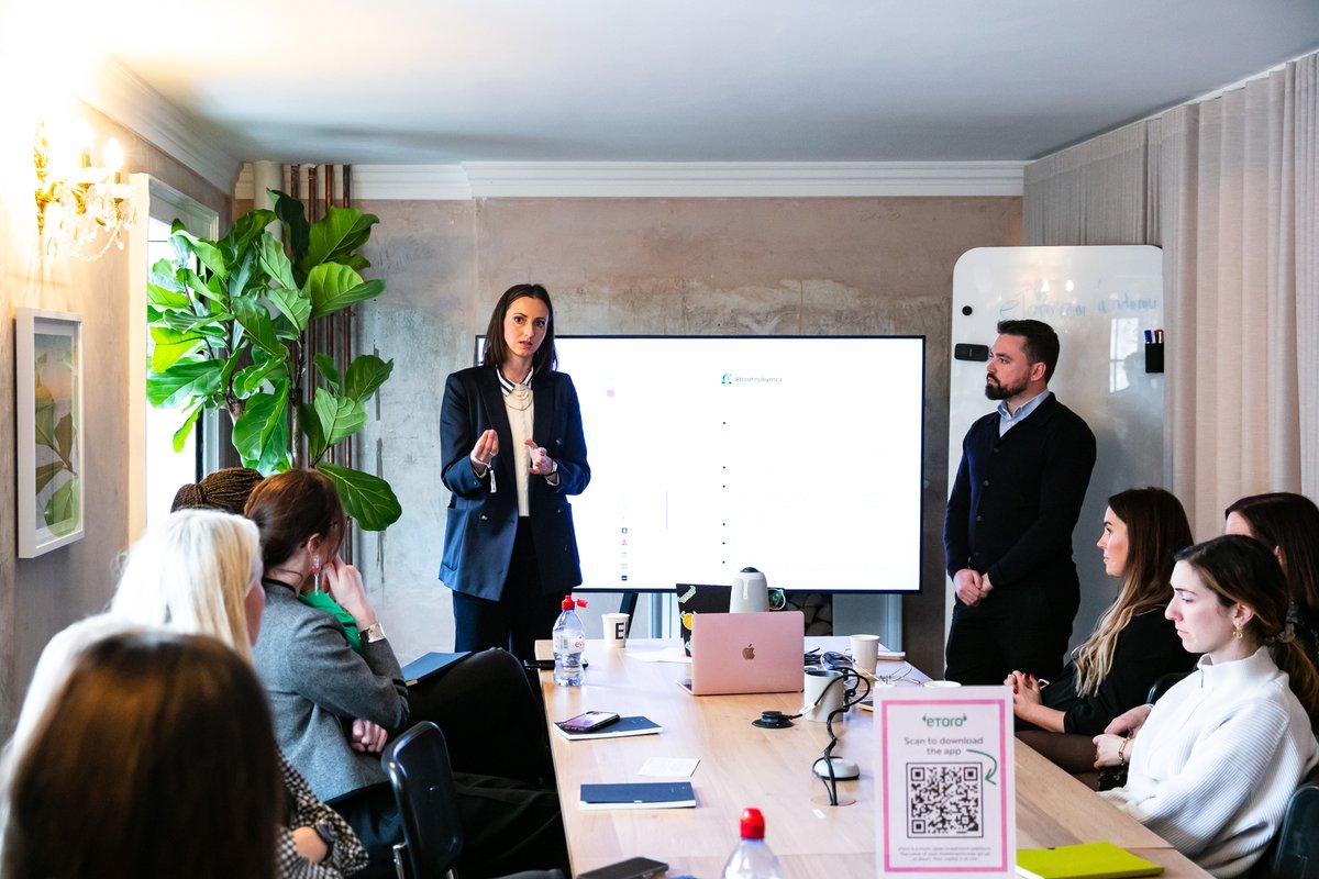 eToro's tweet photo. It was great meeting everyone last week at @weareAllBright's Step Forward summit in London. Our amazing Popular Investors, @Nezatron and @greeffinvest, also joined us to share their investing journeys. 🎉 💪 

📸 by Arielle Shear https://t.co/tOf4LegEem