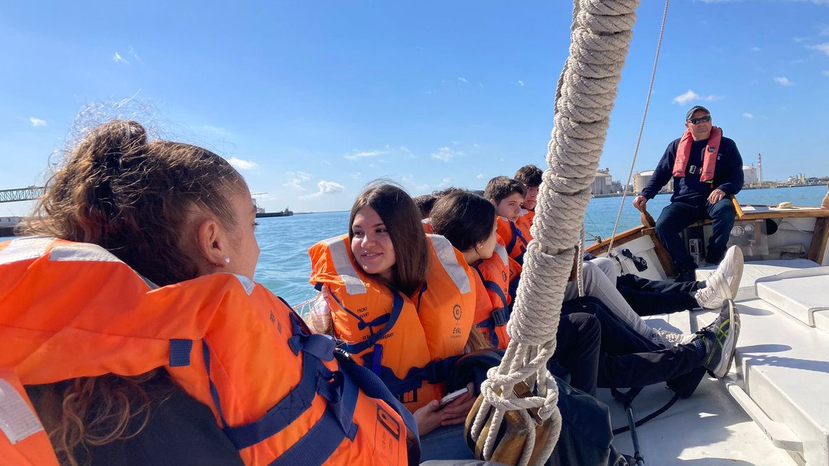 Avui l'alumnat de 3r ha visitat el <a href="/MuseuMaritim/">Museu Marítim</a> per conèixer el port comercial de Barcelona i així prendre consciència del moviment de mercaderies global. Aquesta sortida s'emmarca dins el projecte de globalització. <a href="/INS_Vilamajor/">Institut Vilamajor</a> 
#socials #somglobals