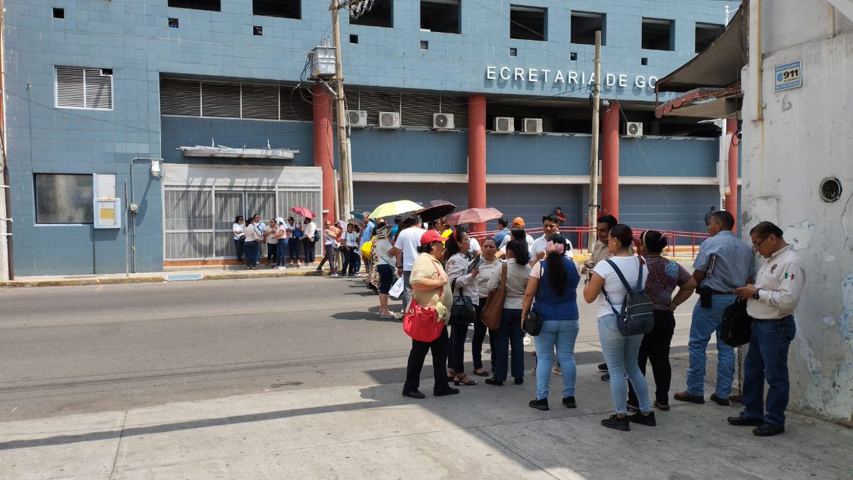 XEVATabasco's tweet photo. 🟡 #JustoAhora | Trabajadores de la Secretaría de Salud del sindicato SINAITSA bloquean la avenida Gregorio Méndez frente a la Secretaría de Gobierno para pedir se reconozca este nuevo gremio y se suspendan los cobros que les hacen de otros sindicatos https://t.co/qsUn9a1n5f