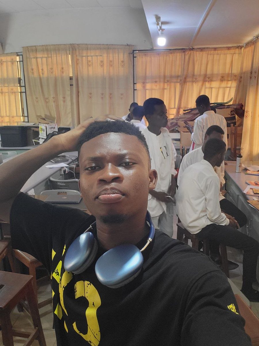 rocketmanafrica's tweet image. Caught in the electric symphony of circuits and wires 📸⚡ #ElectronicsLab #TechMagi #KNUSTphysics