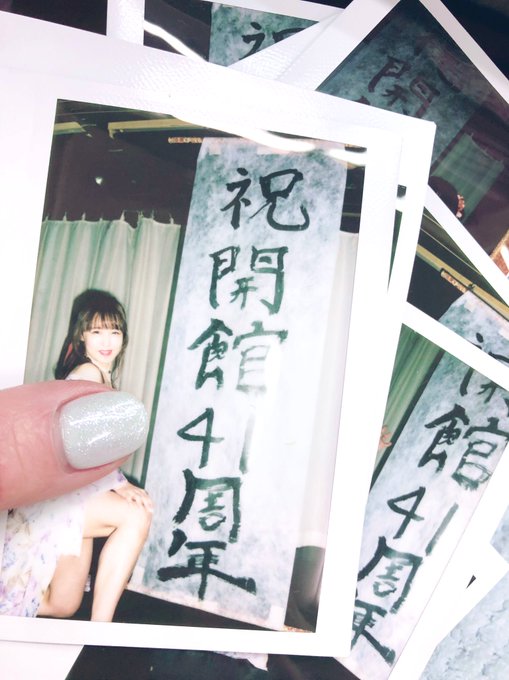 小倉初日２日目ありがとうございました😊今日からポリスとハーレイクインと平成こみ侍の3個になりました☺️ ポリゴンウェイブも明日から出せたらいいなあ！ 昨日演目中ドヤって掛け軸出したらポラの時に42周年ですよって言われた😂すいません😭うっかりミスしました😂 小倉毎日楽しいです✨
