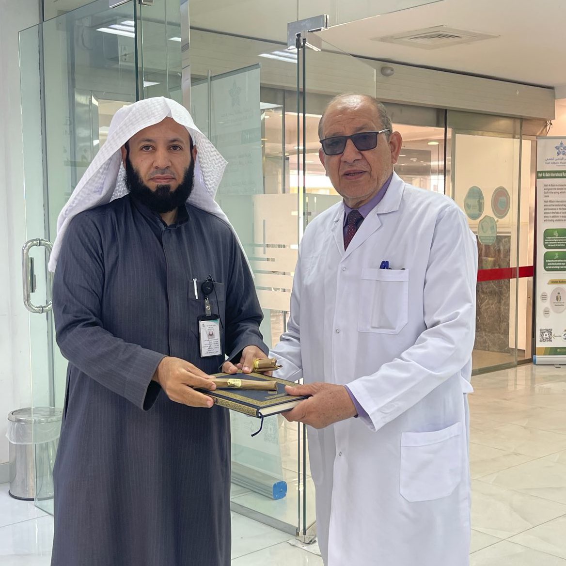 HBHCluster's tweet photo. اطلق قسم التوعية الدينية بمستشفى الملك خالد العام أحد مكونات #تجمع_حفرالباطن_الصحي مبادرة توزيع المصاحف وتهنئة موظفي ومراجعي المستشفى في شهر #رمضان https://t.co/c8qKrgC7lh