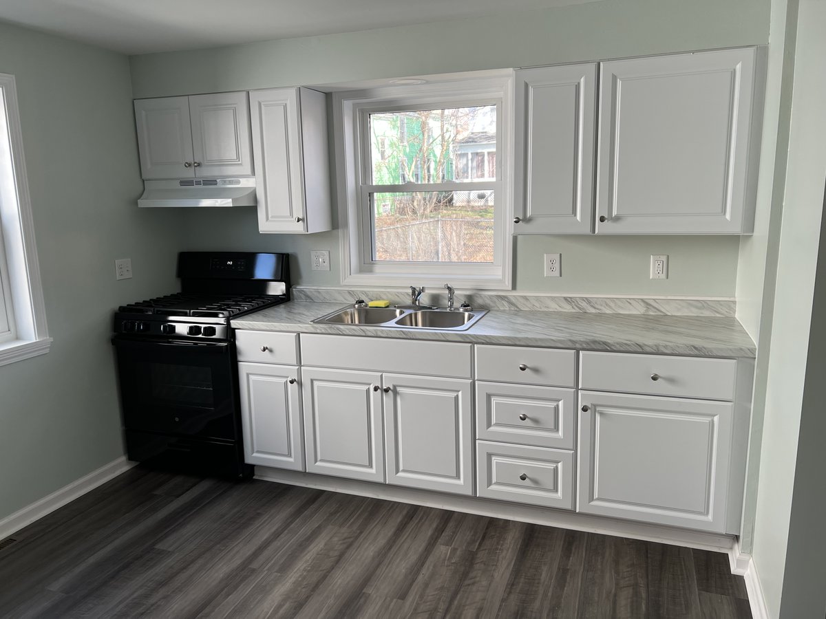 Totally renovated and move-in ready! Three bedrooms, one bathroom, formal dining room with sliders to backyard.  This home must be sold to an owner-occupant and does not qualify for Land Bank discount programs.
bit.ly/321BakerAve