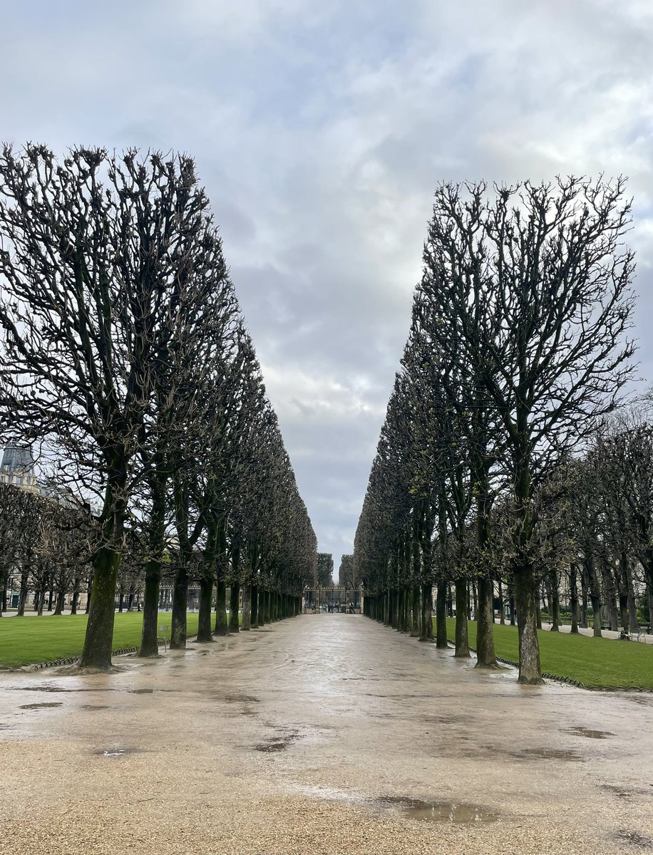 Out and about in #Paris 🇫🇷😍 #Paris #Running #TresJolie