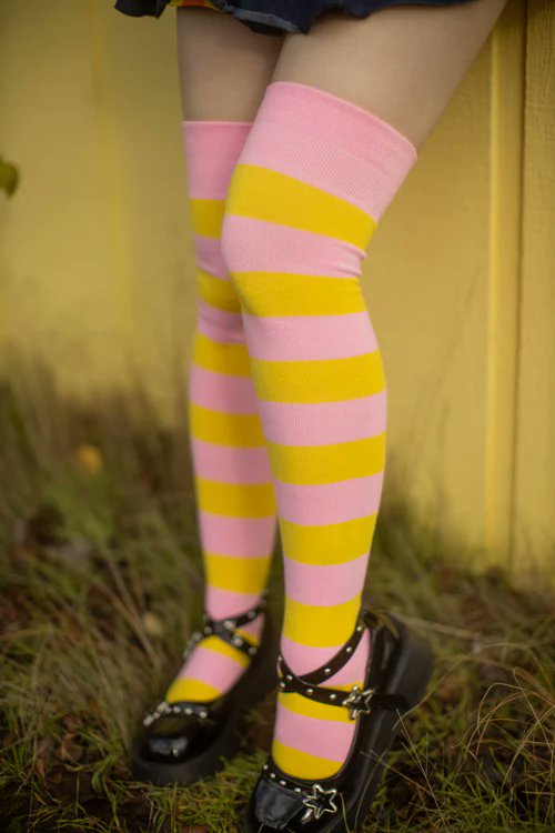 SockDreams's tweet photo. Refreshing lemonade! 

https://t.co/4owHwX3Nwr
#pastelgoth #kawaii #programmersocks #socks https://t.co/CnWWfeKANw