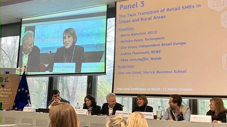 🇪🇺High-level Conference on Retail der @EU_Commission zum Start des Retail Transition Pathway in #Brüssel. REWE-Kauffrau Andrea Flammuth berichtet über ihre Erfahrungen aus der Praxis zu #Nachhaltigkeit und #Digitales ⬇️@EuroCommerce