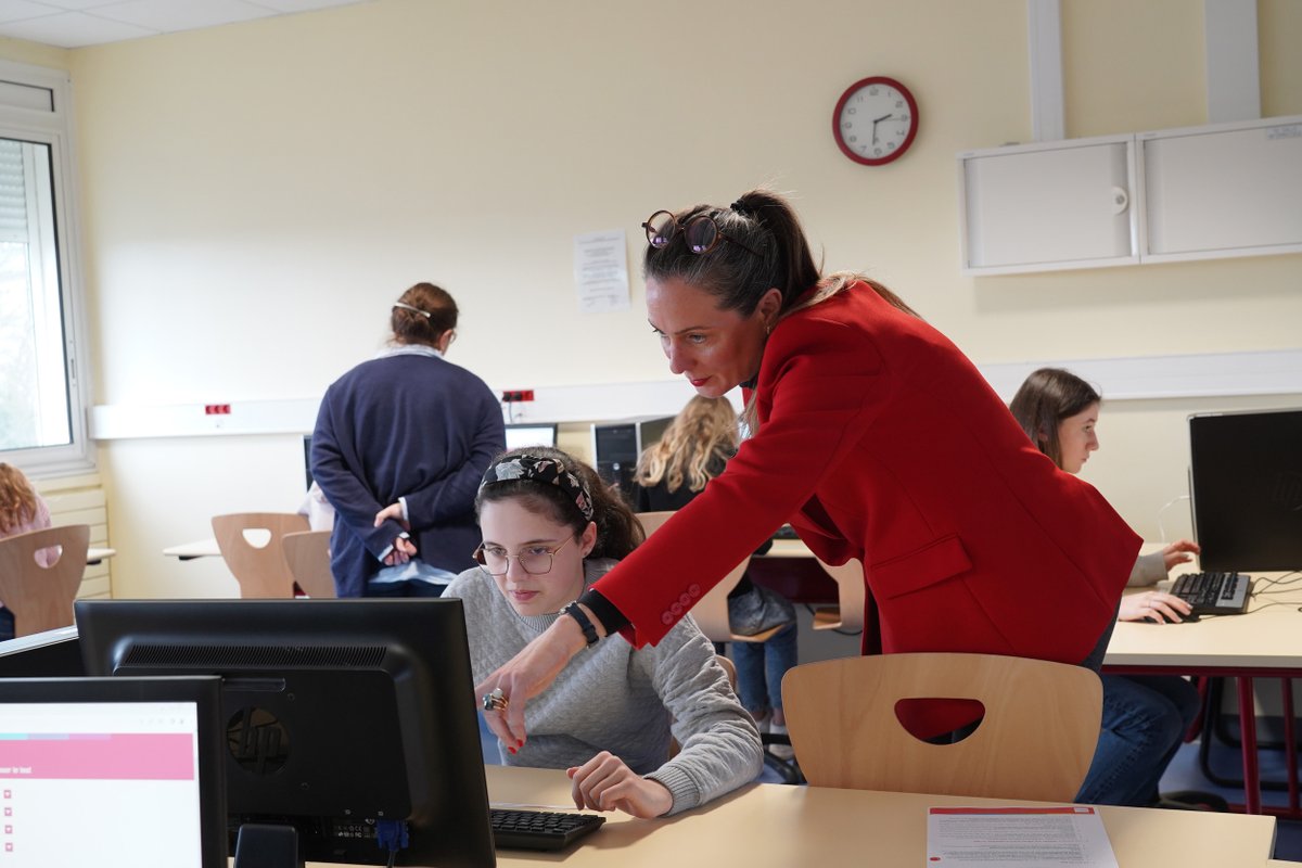 acpoitiers's tweet photo. Encouragés par la rectrice @BndicteRobert, les élèves de 3e du collège Jean Monnet #Lusignan passent le test en ligne Ev@lang

➡️Un outil pour évaluer les compétences des collégiens en anglais🇬🇧
✅compréhension orale
✅compréhension écrite
✅grammaire
✅lexique https://t.co/OPvj4T6T87
