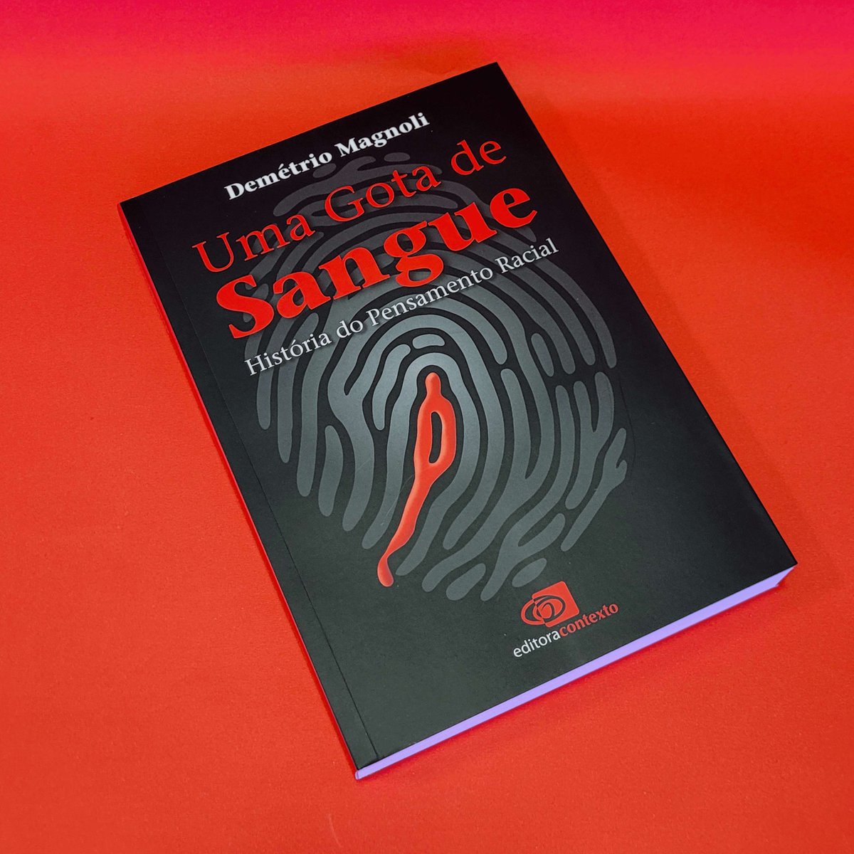 editoracontexto's tweet photo. Neste momento em que tanto se debate sobre cotas raciais, aprofunde-se no tema com "Uma Gota de Sangue: História do Pensamento Racial".
Saiba mais sobre o livro em nosso site > https://t.co/oquqtSIuKL
#TenhaContexto #EditoraContexto #PensamentoRacial #UmaGotaDeSangue https://t.co/rD3dH1BPIG