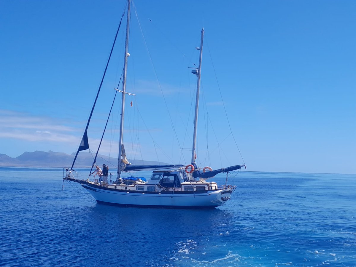 salvamentogob's tweet image. ⛵️Velero Wind of Deserts quedó a la deriva esta mañana, con 3 tripulantes a bordo.
📍9' sur de #MorroJable #Fuerteventura
🆘Tenían el motor averiado y no había viento.
➡️Salvamar Izar, movilizada por CCS Las Palmas, lo remolcó a puerto.