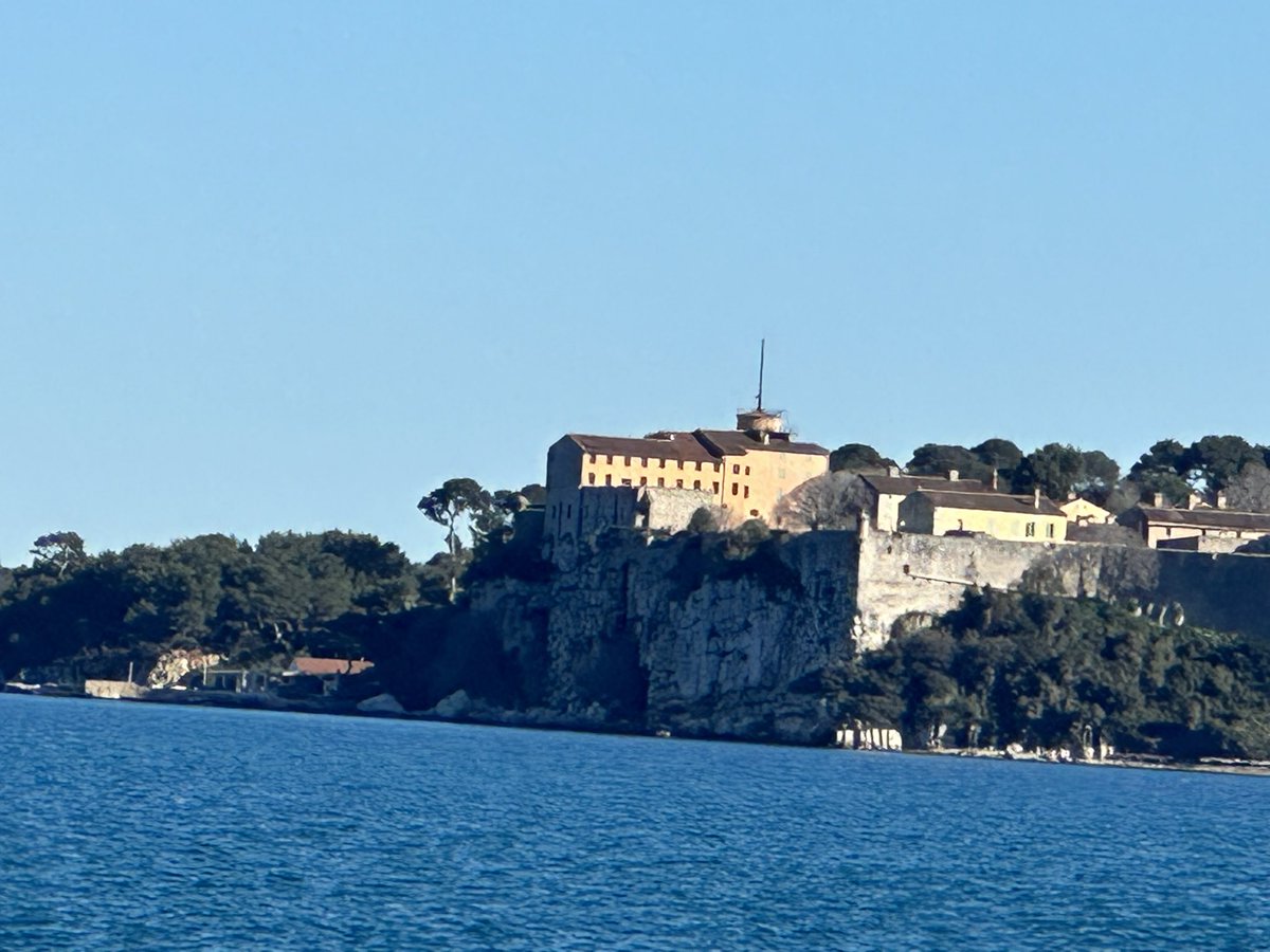 ENortonHistory's tweet photo. Fort Royal on the Ile Sainte-Marguerite off the coast of Cannes. Built at the start of the 17thC it was converted to a state prison in 1687 to hold the famous Man in the Iron Mask (he spent 11 years here). His cell was above a 22m drop to the rocks below #manintheironmask #ironmask #cannes #louisxiv #fortroyak