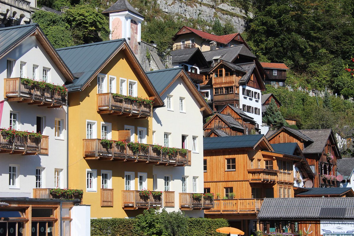 MindMedley's tweet photo. In the picturesque town of Hallstatt, Austria, lies the world's oldest salt mine, operating for over 7,000 years. Its burial customs shaped the "Hallstatt Culture," a distinctive Iron Age era known for unique artifacts and burial practices in archaeology. https://t.co/sD56NYC1Jx