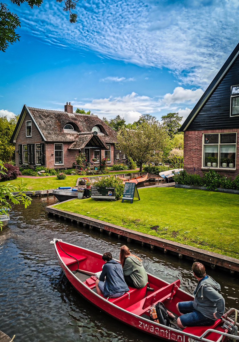 Dreamy village in Holland! 🏡🛶 More pics 👉🏻 @arden_nl 📸 #giethoorn