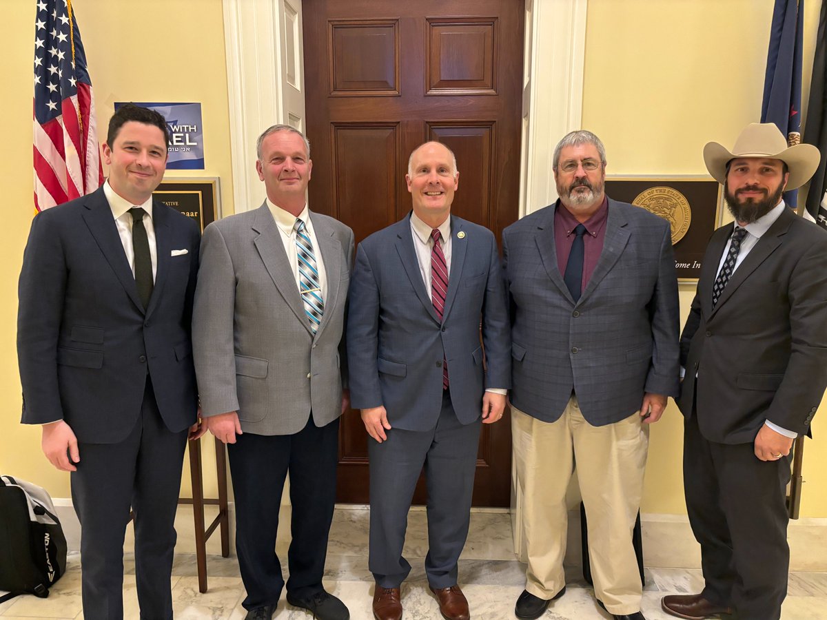 Did you know that Michigan's sugar industry supports more than 14,300 jobs and generates $1.52 billion annually? Thanks @RepMoolenaar for meeting with our farmers and talking about how we #KeepItSweetInAmerica (and Michigan!) #TalkAboutSweet