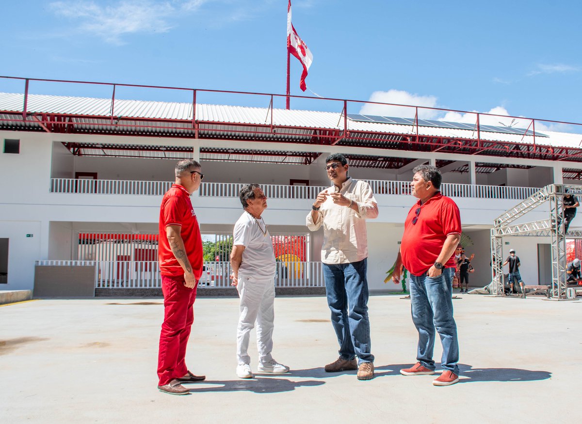 garantido's tweet photo. Na manhã desta terça-feira (12), a Cidade Garantido recebeu a visita do Secretário de Cultura e Economia Criativa do Estado (SEC) Marcos Apolo, que acompanhado do Diretor do Liceu Parintins, Nestor Nascimento, foi recebido pela Diretoria do bumbá.

O secretário da SEC conheceu as novas estruturas da Cidade Garantido, a Praça de Alimentação e visitou os galpões que estão em obras para a finalização das adequações. Todo o trabalho já realizado, deixou o secretário surpreso e muito feliz pelo novo Garantido que encontrou.

No galpão tribal, Marcos Apolo conversou com os artistas e conheceu um pouco do projeto "Segredos do Coração" que está sendo desenvolvido para a arena, constatando que o Garantido está trabalhando em silêncio, mas que tem um grande boi para apresentar.

As novas instalações do galpão central foram apresentadas ao secretário, que pôde ver toda a dedicação da gestão Fred Góes e Marialvo Brandão em proporcionar melhores condições de trabalho a todos os envolvidos no projeto 2024 e assim garantir a segurança e confiança necessárias para o desempenho de cada profissional. ♥️🐮