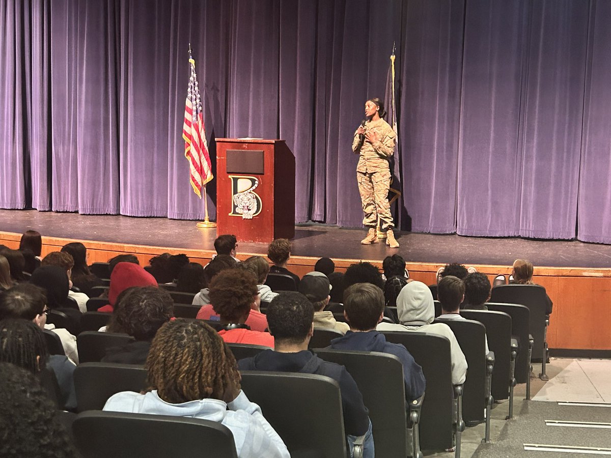 The 81st RD partnered with Army Recruiting Battalion Columbia for a STEM event at Blythewood High School. Had a great time talking with more than 200 Seniors & Juniors about having purpose, along with many of the job opportunities in the @USArmyReserve #WildcatsNeverQuit