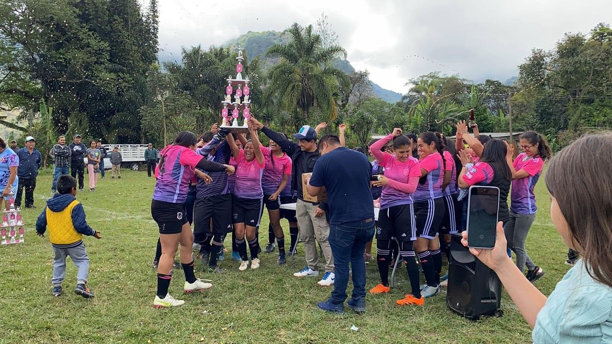 Cesar_Suazoo's tweet photo. Una gran final que tuve el gusto de disfrutar el día de hoy ⚽️
Muchas gracias por la invitación de Liga femenil  “El Bajio” para hacer entrega de los trofeos a ambos equipos 🏆 #ixhuatlandelcafe #tepatlaxco https://t.co/ldmeEQzdRV