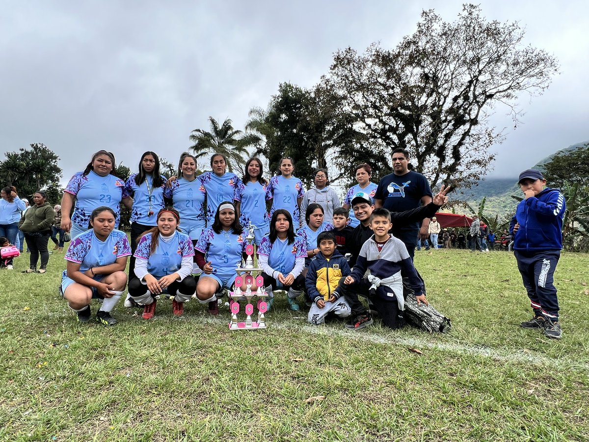 Cesar_Suazoo's tweet photo. Una gran final que tuve el gusto de disfrutar el día de hoy ⚽️
Muchas gracias por la invitación de Liga femenil  “El Bajio” para hacer entrega de los trofeos a ambos equipos 🏆 #ixhuatlandelcafe #tepatlaxco https://t.co/ldmeEQzdRV