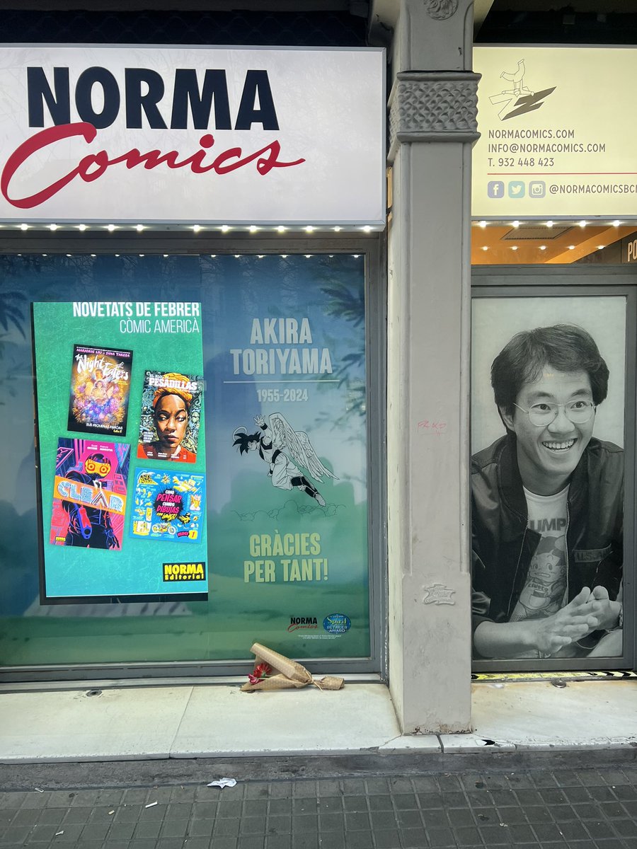 cifu's tweet photo. @ViejoBastardo @NormaComics La gente ya está empezando a poner flores. Maravilloso https://t.co/O6BvIvCqRt