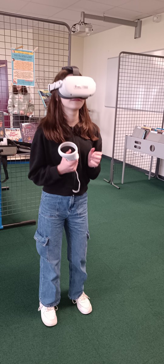 NChampalou's tweet photo. Les 4F @rostand79 à la découverte des métiers avec les casques VR de la MEF du Thouarsais et ceux de la région Nouvelle-Aquitaine 🥽🥸🙈 https://t.co/jNfOqPFlD2