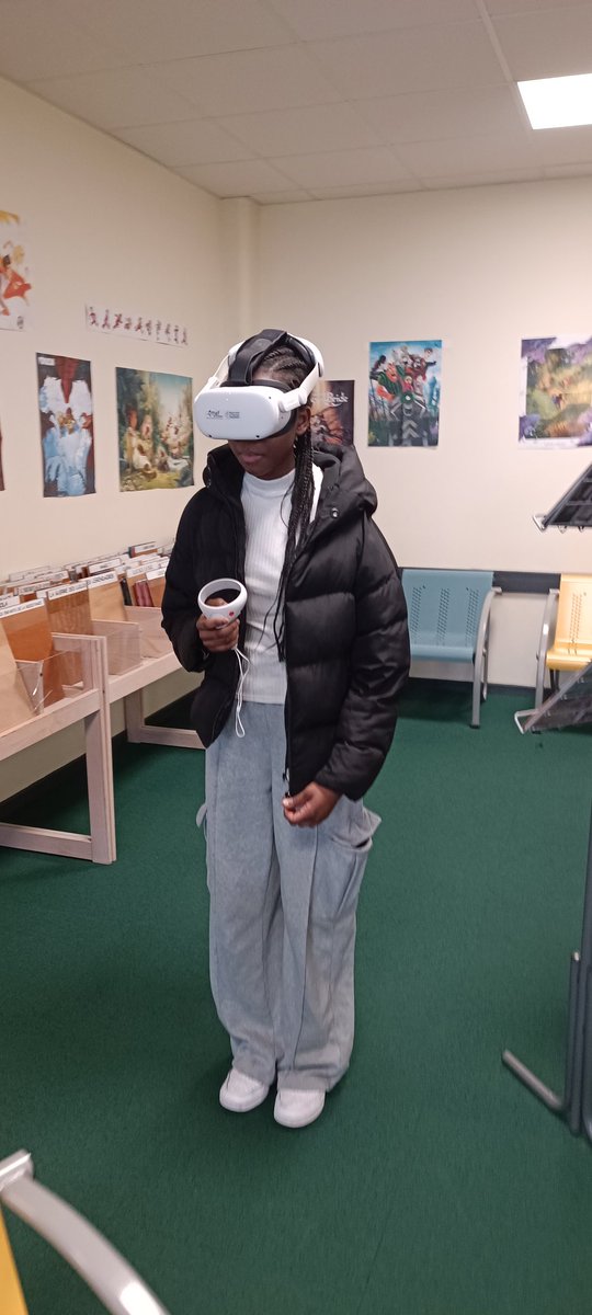 NChampalou's tweet photo. Les 4F @rostand79 à la découverte des métiers avec les casques VR de la MEF du Thouarsais et ceux de la région Nouvelle-Aquitaine 🥽🥸🙈 https://t.co/jNfOqPFlD2