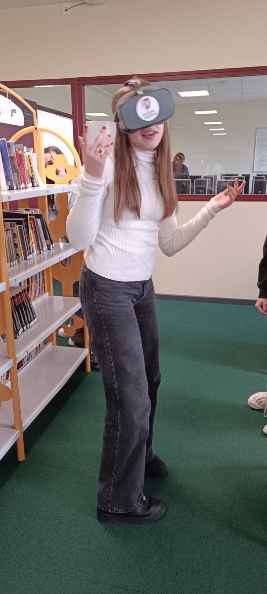 NChampalou's tweet photo. Les 4F @rostand79 à la découverte des métiers avec les casques VR de la MEF du Thouarsais et ceux de la région Nouvelle-Aquitaine 🥽🥸🙈 https://t.co/jNfOqPFlD2