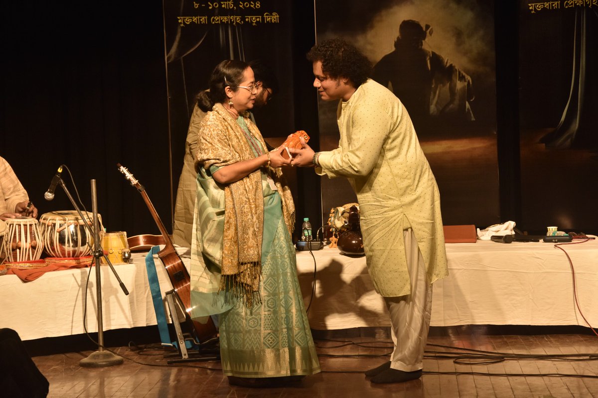 SiddhaVeenaOff's tweet photo. Felicitation
by
Mrs Ujjaini Dutta
IAS Resident Commissioner ,Govt of West Bengal after "Siddha Veena Show" with "Riwayat Unique Fusion Band"
#siddhaveena #siddharthabanerjee #banglanatyautsab #bangla #natya #utsab #2024 #riwayat #fusion #band #felicitation https://t.co/mx1dUONR4J