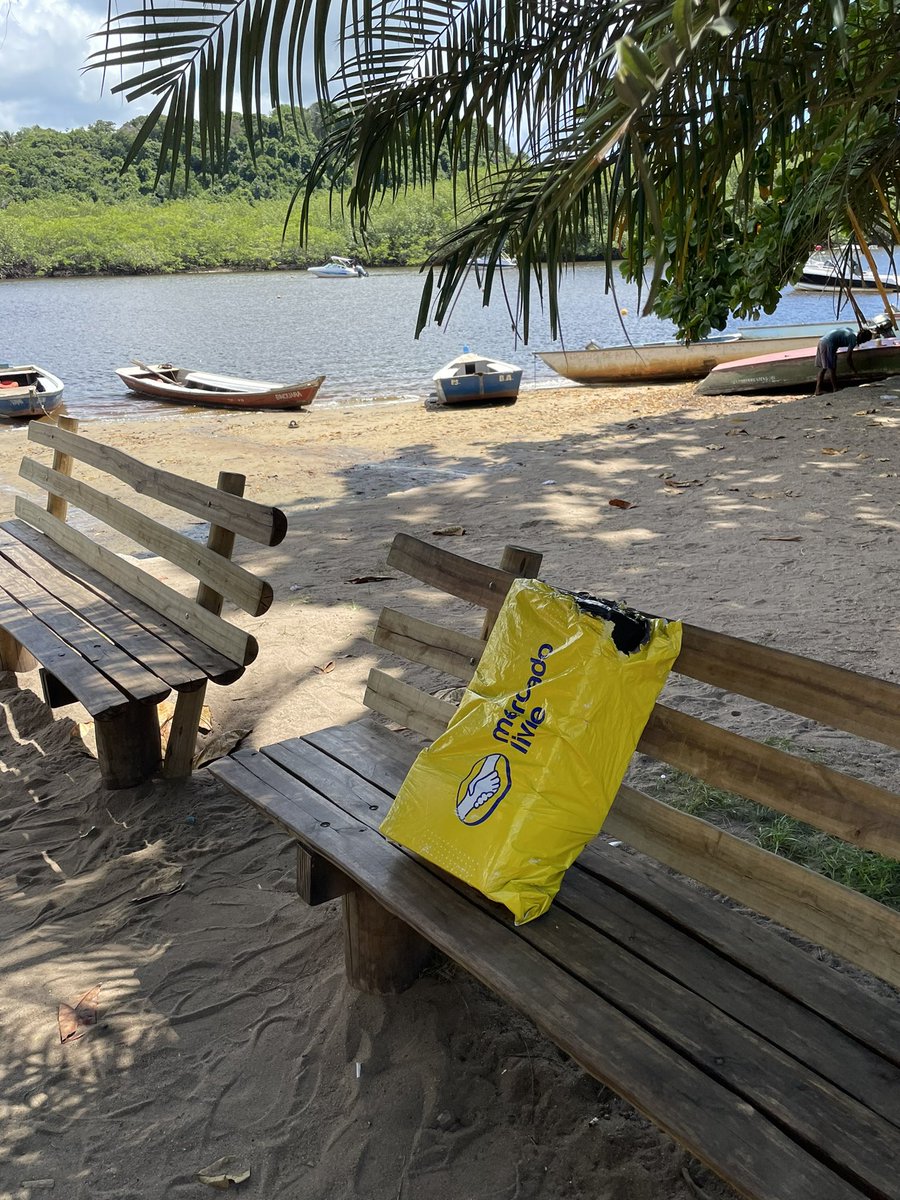 Un paquete de Mercado Libre en las playas Caraiva, un pueblo a 60 kilómetros de Porto Seguro. Foto por @GuilleRaffo