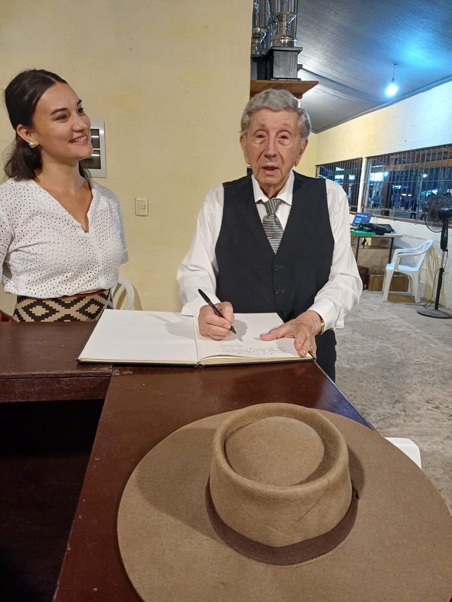 ¡Nuestro padrino, Luis Landriscina, dejó su huella firmando el libro de la Fiesta de la Patria Gaucha! 📖✍️ Su presencia y dedicación son un honor para nosotros, y su firma en nuestro libro es un tesoro que atesoraremos para siempre. ¡Gracias, Luis!