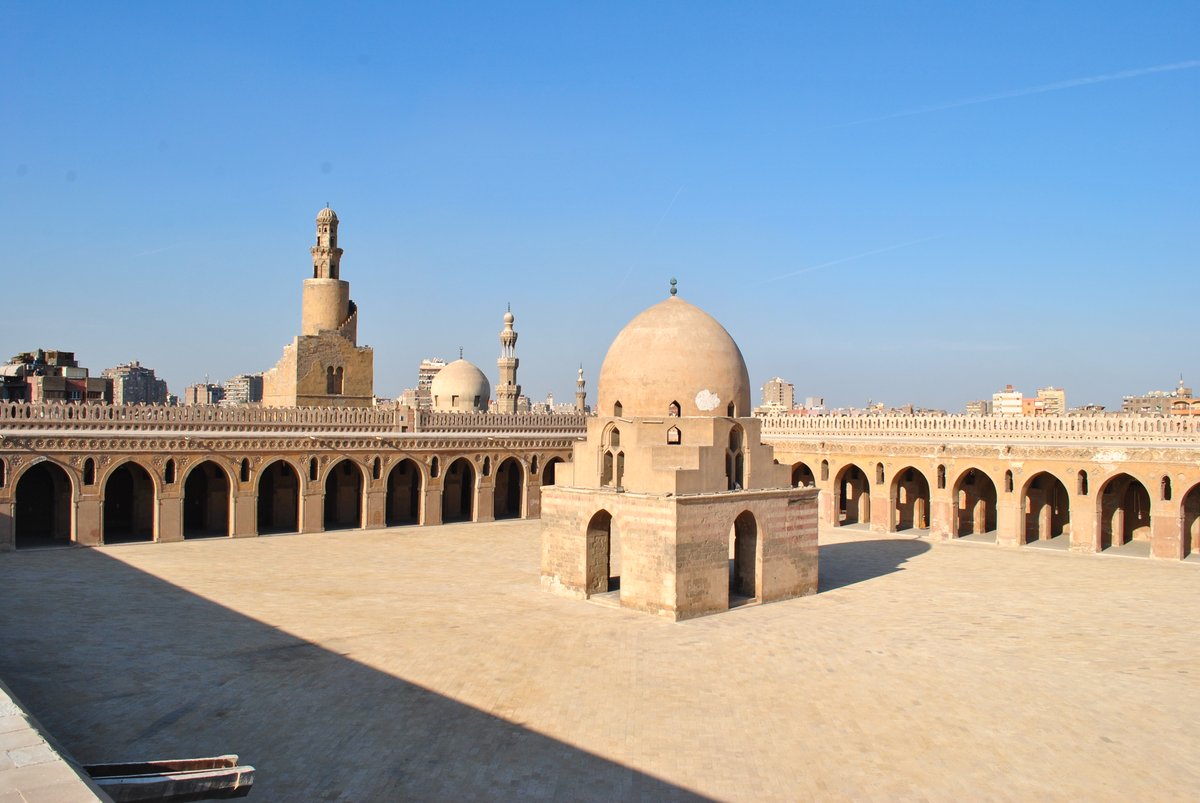 #Egypt's forgotten wonder: The lost city of Ibn Tulun 📅2 Apr, 1pm🇬🇧3pm🇪🇬 @CGraves88 introduces the city of Al-Qata'i founded by #IbnTulun in 870 CE, including the ruler's famous #mosque, the only part still standing today (or so people will tell you). 🎫ees.ac.uk/whats-on/event…