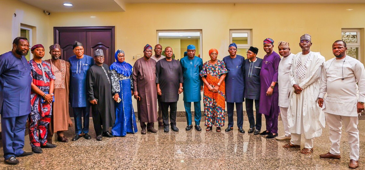 Today, I received representatives of the Forum of State Party Chairmen of the All Progressives Congress (APC), led by its Acting Chairman, Hon. Cornelius Ojelabi, who is also the Chairman of the Lagos State APC. They came on a condolence visit following the passing of Barrister…