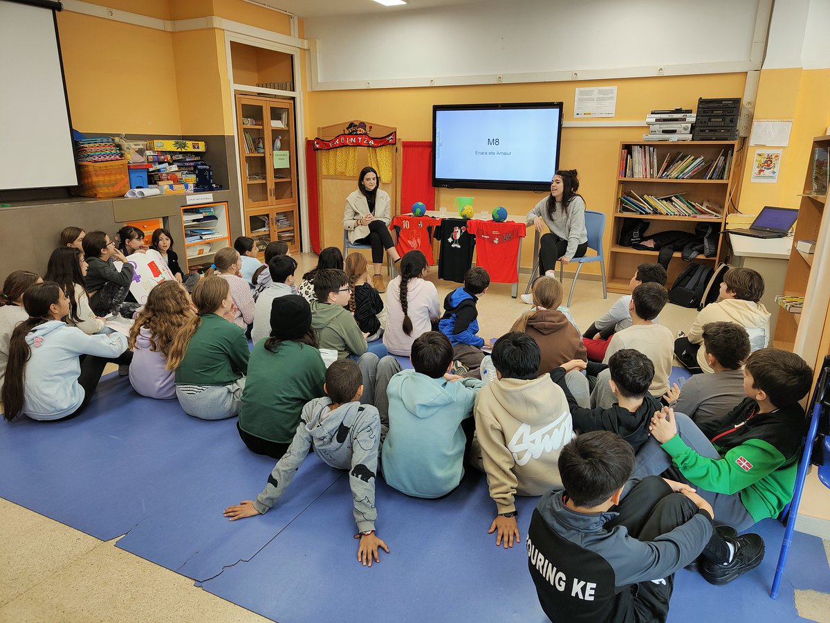 Martxoaren 8aren harira kirol munduan erreferenteak diren kirolariak gonbidatzen ditugu urtero.
Aurten Lara Gonzalez IDK Saskibaloi Taldeko jokalaria eta Ereintza Eskubaloi taldeko Enara Alfonso eta Amaiur Olaiz izan ziren gonbidatuak.
#errenteria
#kmhlhi