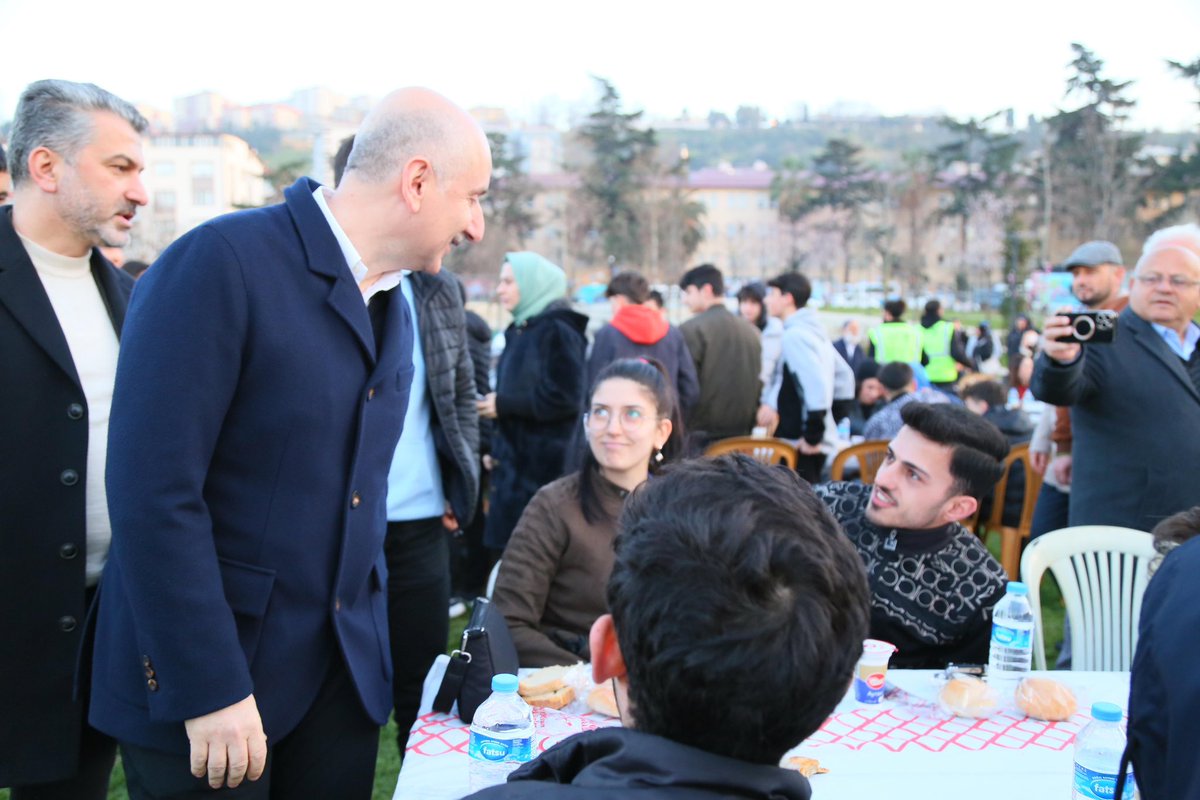 akaraismailoglu's tweet photo. Türkiye Yüzyılı gençlerimizin omzunda yükselecek.

İftar programı kapsamında gençlerimizle bir araya geldik.

#HazırızKararlıyız

📍Ortahisar, Trabzon https://t.co/tp5e179JHz