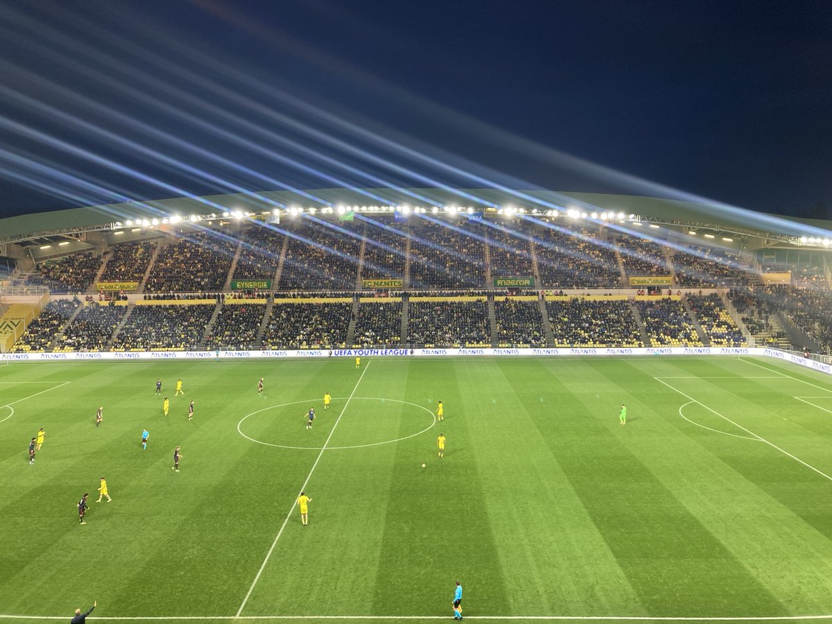 #nantes Quart de finale de Youth League. Menés 3-1, les moins de 19 ans ⁦<a href="/FCNantes/">FC Nantes</a>⁩ viennent d’égaliser. 3-3 face ⁦<a href="/FCKobenhavn/">F.C. København</a>⁩. Il reste 15mn de jeu et les Danois sont réduits à 10 depuis la 34e mn. Compte rendu dans nos éditions demain sur ⁦<a href="/F3PaysdelaLoire/">France 3 Pays de la Loire</a>⁩