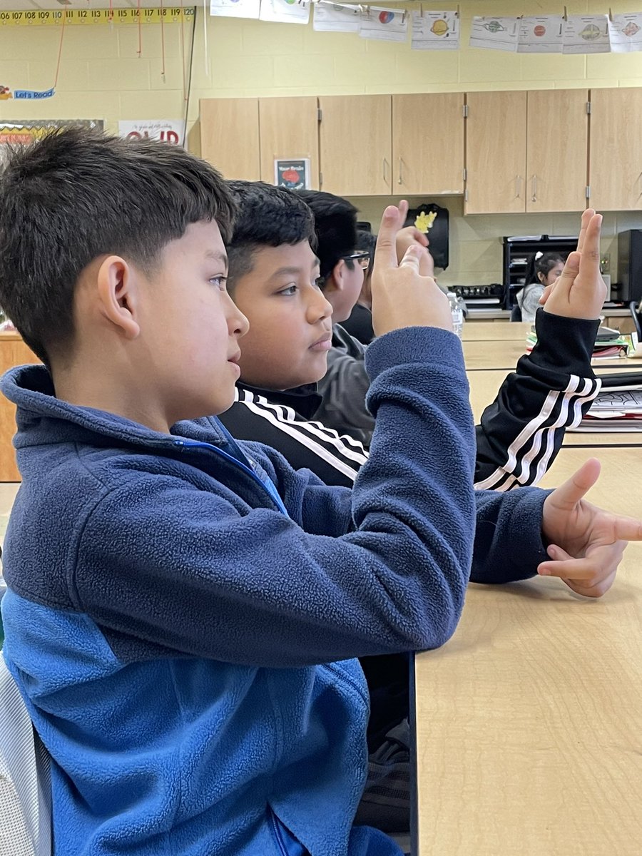 5th graders at HH are broadening their horizons and learning about ASL. This presentation gave students an opportunity to learn more about diversity and inclusion! #AAGV