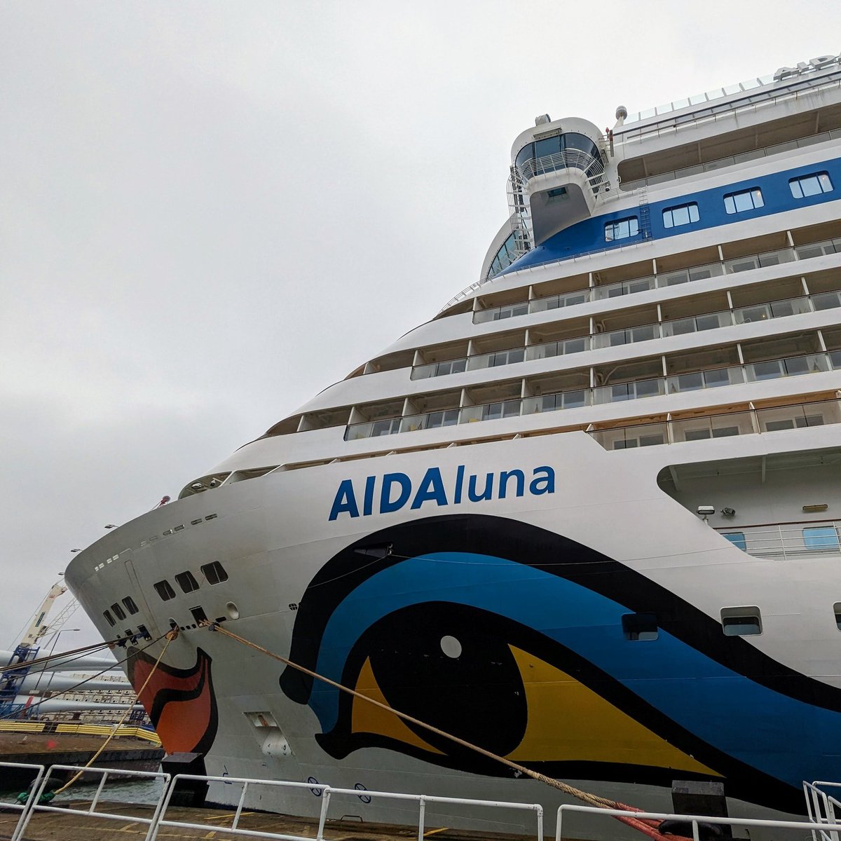A warm welcome for @aida_cruises AIDAluna today, as the ship's 2000 passengers enjoyed a visit to Portsmouth. The @shapingportsmouth Ambassadors were on hand to provide inspiration, and Captain Sven Gärtner accepted a plaque to mark their maiden call from our pilot Jerry Clarke.
