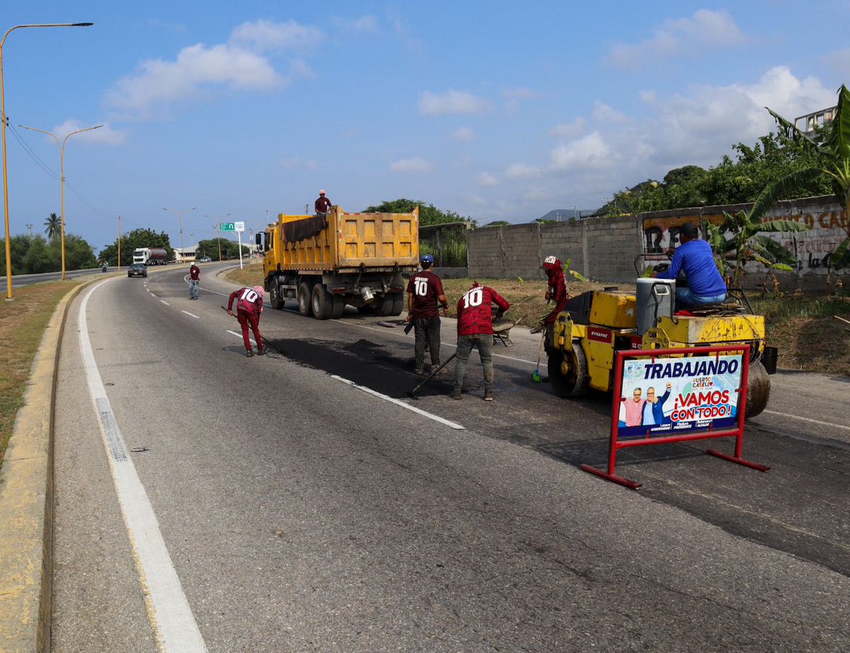 Los trabajos de escarificación y bacheo, avanzan positivamente este #12Mar en el Distribuidor El Palito de Puerto Cabello, gracias al Pdte. <a href="/NicolasMaduro/">Nicolás Maduro</a> el Gob. <a href="/rafaellacava10/">Rafael Lacava</a> y la gestión del Alcalde <a href="/JCbetancourt72/">JuanCarlosBetancourt</a> Plan de Asfaltado Nacional 2024 #SomosCompromisoPatrio 👍💯