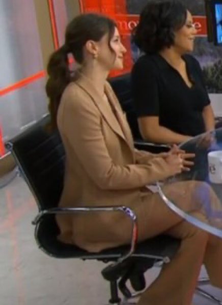 SHESLEIGH's tweet photo. STOPPPP IT

melissa in a suit AND in a ponytail!??? https://t.co/wDHqQA6WyQ