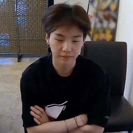 minamhopekook's tweet photo. La ventaja de ser Army que trabaja es que tengo dinero y la desventaja es que solamente puedo ir al cine a ver a Yoongi el fin de semana porque es cuando descanso https://t.co/ZeIL4J5TW2