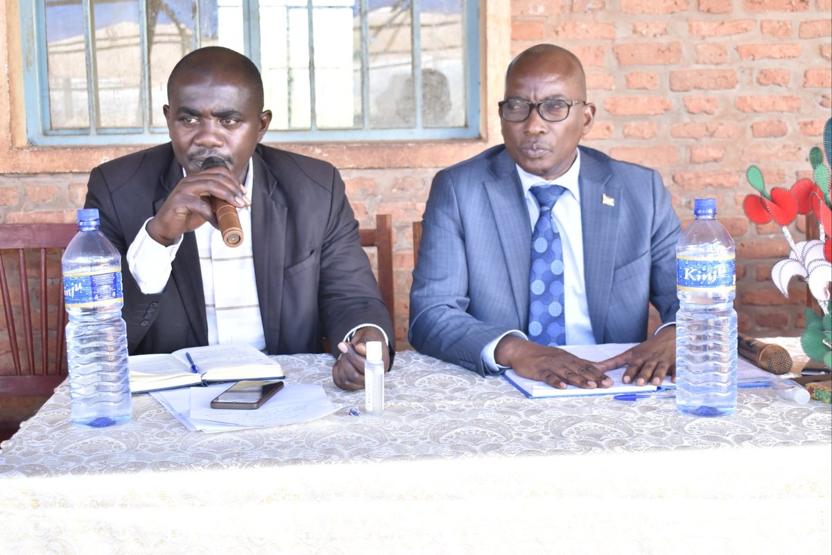ABPInfos's tweet photo. #Burundi:Le gouverneur de @KirundoProvince Col Pol Victor Segasago a rencontré, ce mardi, la population des zones #Bugorora et #Kimeza en commune #Bwambarangwe, pour s'enquérir de leurs doléances. Ils sont généralement préoccupés par les conflits fonciers https://t.co/iArQsAeDP0