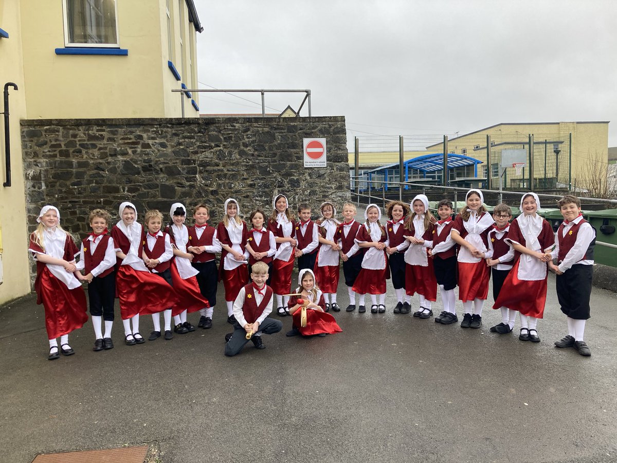 Blwyddyn 4 (@ysgolgymraeg4) on Twitter photo Llongyfarchiadau i griw dawnsio gwerin Blwyddyn 4 heddiw - ymlaen i Feifod! 🥇❤️🤍💚 A diolch enfawr i <a href="/AlawGriffiths/">Alaw Griffiths</a> am ein hyfforddi ni 🌟 Llongyfarchiadau i griw dawnsio gwerin Blwyddyn 4 heddiw - ymlaen i Feifod! 🥇❤️🤍💚 A diolch enfawr i <a href="/AlawGriffiths/">Alaw Griffiths</a> am ein hyfforddi ni 🌟