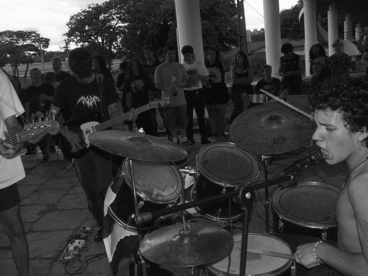 violetascreamo's tweet photo. diskarga fest foi irado!!!! https://t.co/U8GQXwCTcB